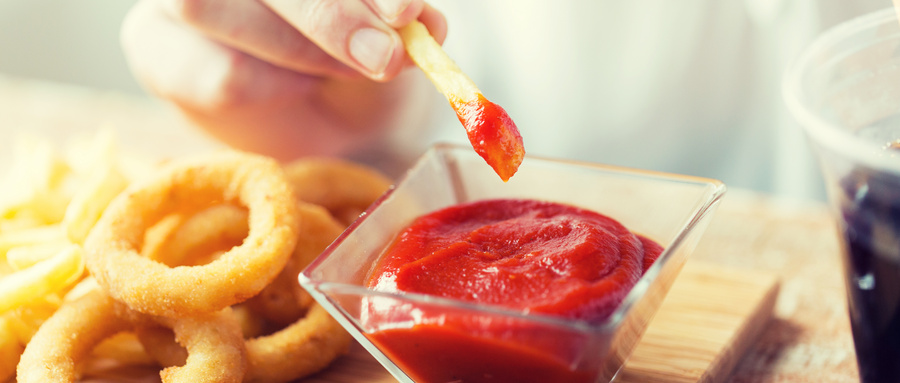 攝圖網_300592222_wx_快餐,人健康的飲食觀念用油炸魷魚圈,把炸薯條蘸木桌上的番茄醬碗裏(企業商用).jpg 攝圖網_300592222_wx_快餐,人健康的飲食觀念用油炸魷魚圈,把炸薯條蘸木桌上的番茄醬碗裏(企業商用).jpg